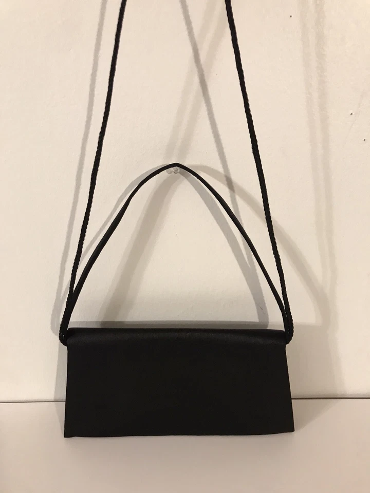 Bandolera/bolso de noche estilo clutch satinado negro La Regale con lazo de estrás Foto 4 de 4