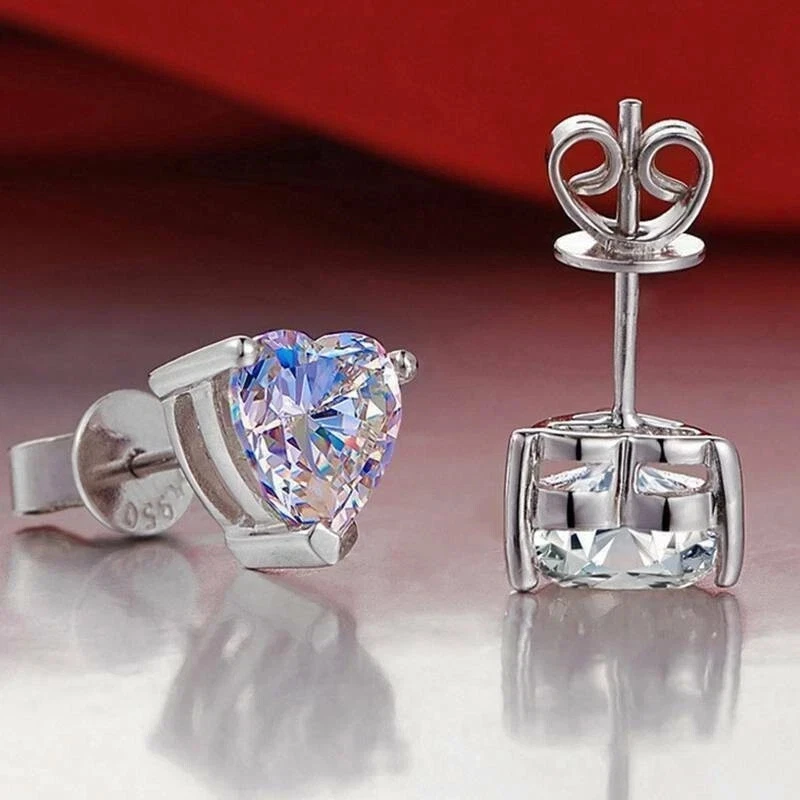 Aretes con corazón de diamantes VVS1/D creados en laboratorio de 2 quilates con acabado en oro blanco de 14 quilates Foto 4 de 4
