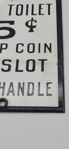 Letrero de metal esmaltado de porcelana rústica envejecida de 5 centavos de inodoro de pago vintage - Imagen 5 de 9