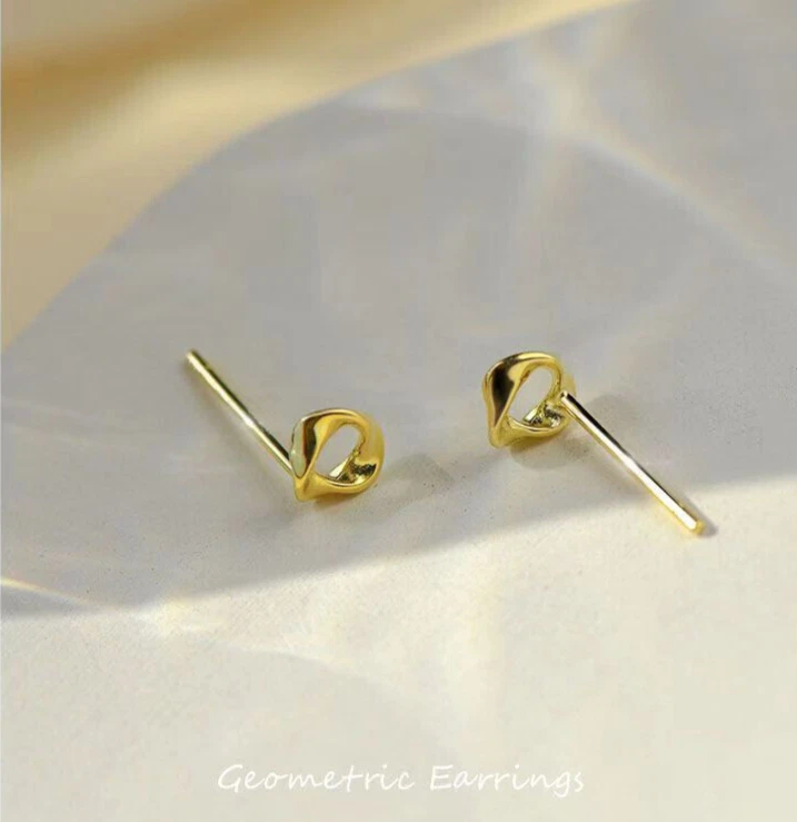 Delicados y pequeños aretes diarios de plata 925 enchapados en oro de 14K con círculo retorcido Foto 3 de 4