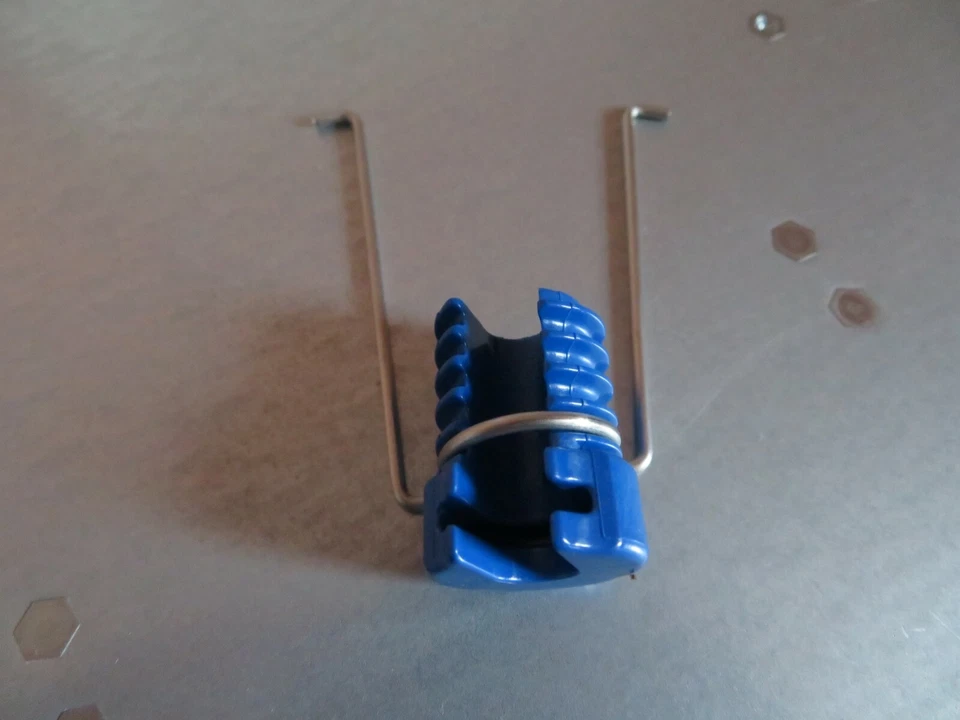 Lot (2) Juniper Networks Power Cord Retention Clip 760-032792 - Image 2 of 3