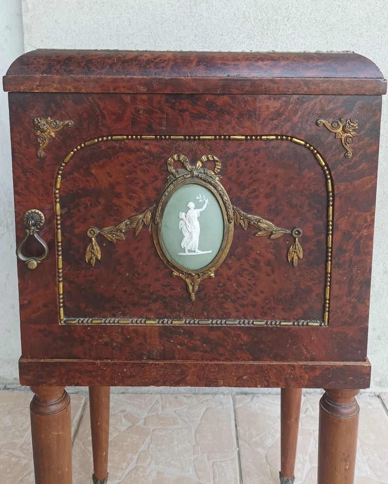 Table de chevet Louis XVI en loupe de thuya - Photo 3/4