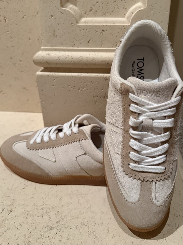TOMS Women’s Collins Low Top Lace-Up Leather Sneakers Beige/White Solid Casual.