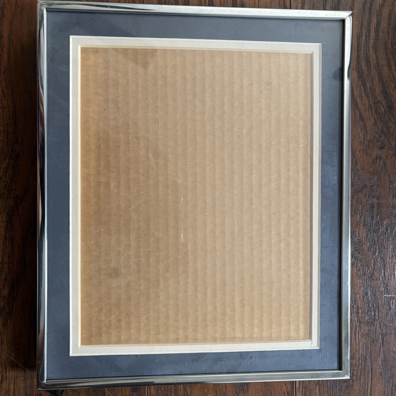 Good quality picture frame, durable with a nice finish. Perfect for home decor