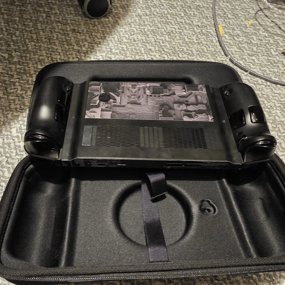 Lenovo Legion Go Handheld Console 512GB Shadow Black with Skin, photo 3 of 4