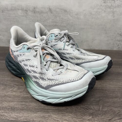 Lotto scarpe da corsa HOKA Speedgoat 5 Trail donna 9 One One grigio acqua - Foto 4 di 13