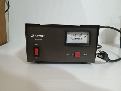 Astron RS-12M Lineares Tischnetzteil mit Messgeräten, 13,8V, 12A Max