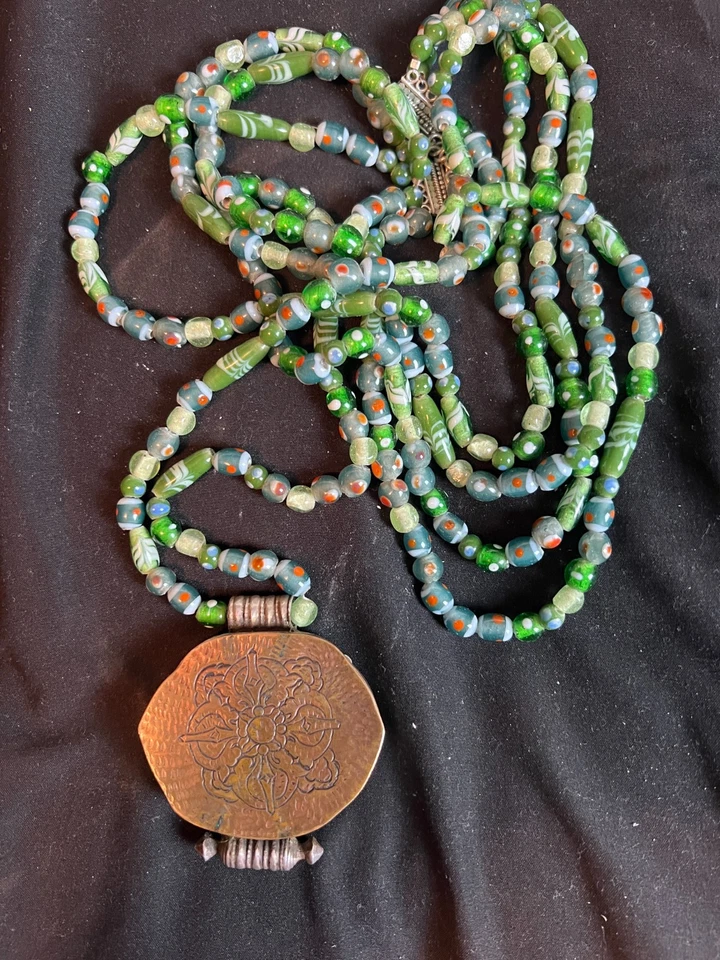 Estuche amuleto Gau de plata tibetana estilo antiguo con pequeñas cuentas Chevron y turquesa Foto 2 de 4