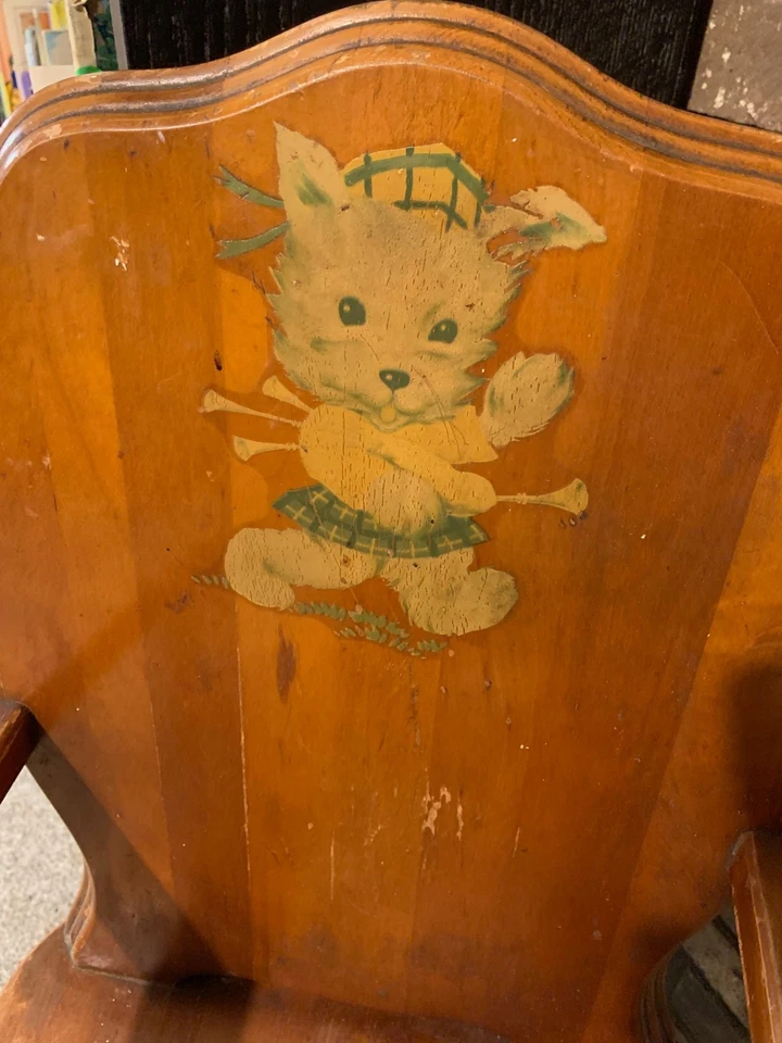 trona antigua principios del siglo XX madera maciza tiene calcomanía de perro 30 pulgadas de alto  Foto 3 de 3