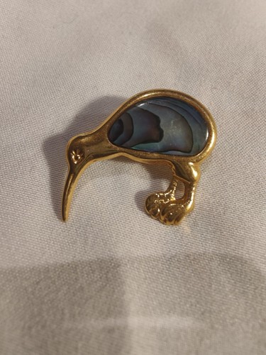 New Zealand Kiwi Bird Abalone Shell Gold Tone Brooch Pin Badge VGC 3cm - Picture 2 of 4