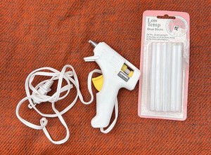 Surebonder Mini Glue Gun plus 16 Mini Glue Sticks - Crafts Wood Fabric Ceramics