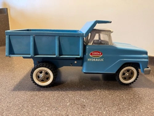 VINTAGE TONKA HYDRAULIC DUMP TRUCK