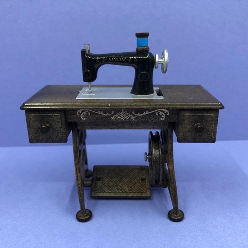 Rare Vintage TOMY Sylvanian Families Black Sewing Machine & Scissors 1980s - Picture 3 of 8