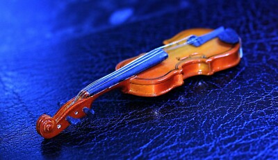 Antikes Miniatur Instrument sehr original ORNAMENTE Geige verpackt STRADIVARIUS