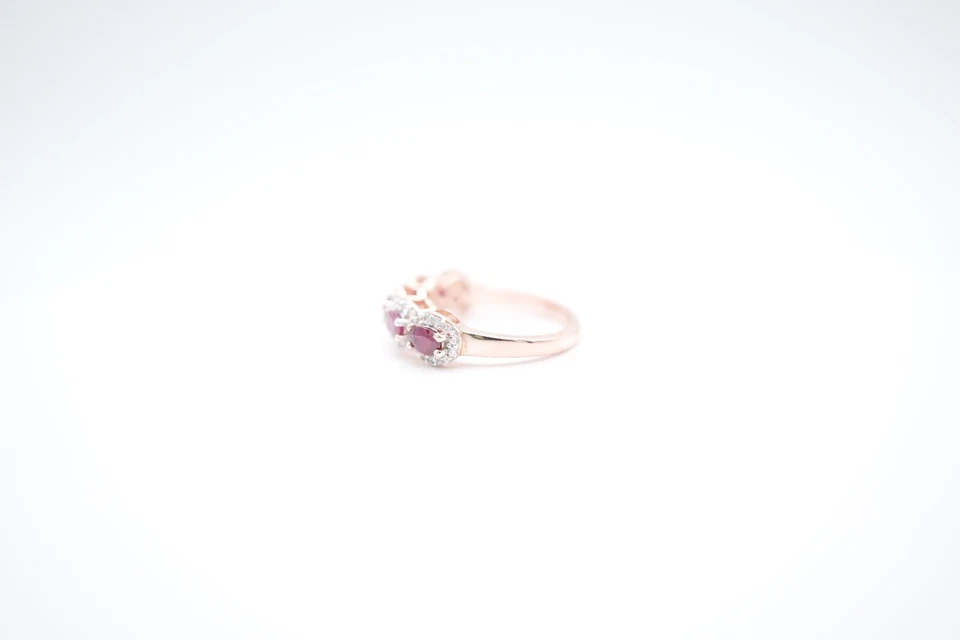 Anillo de cinco piedras de rubí y circonita cúbica enchapado en oro rosa creado en laboratorio Foto 4 de 4