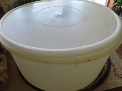 Tupperware 256-4 Cake Taker with Clear Tupper Lid  224-9