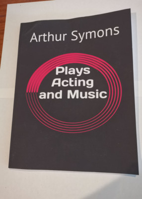 Spielt Schauspiel und Musik