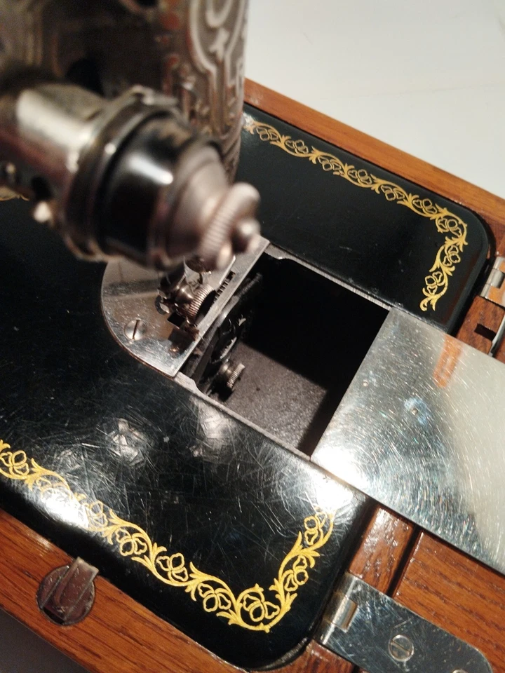 Machine À Coudre Singer Ancienne De 1935 Avec Accessoires Lampe Et Etui - Photo 4/4