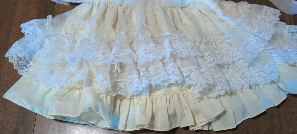 Vestido de desfile vintage amarillo y encaje para niños pequeños - 3-4t(?)- Edad de Oro  Foto 2 de 4