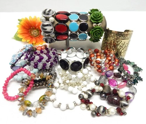 VINTAGE TO NOW FASHION/COSTUME JEWELRY BRACELET LOT, ASSORTED MATERIALS
