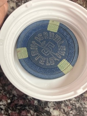 $5.00 ------------ Crumley Hotels Casino Elko Nevada $5 Chip 1950s