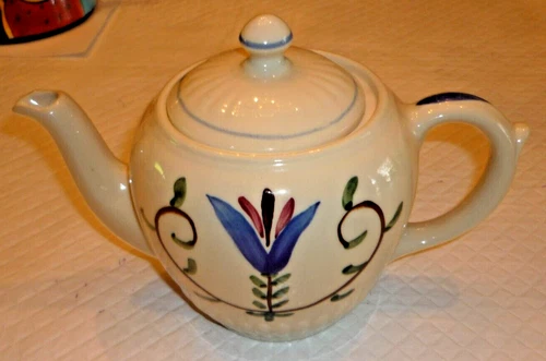 VINTAGE SHAWNEE TEAPOT  WITH BLUE AND RED FLOWERS, USA, EXCELLENT CONDITION