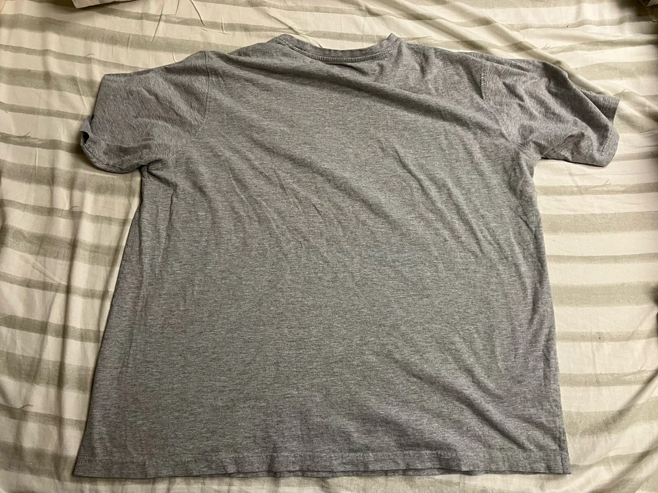 Camiseta masculina Ahead Justify Heather cinza Kentucky Derby 144 Winner's Circle GG - Imagem 4 de 4