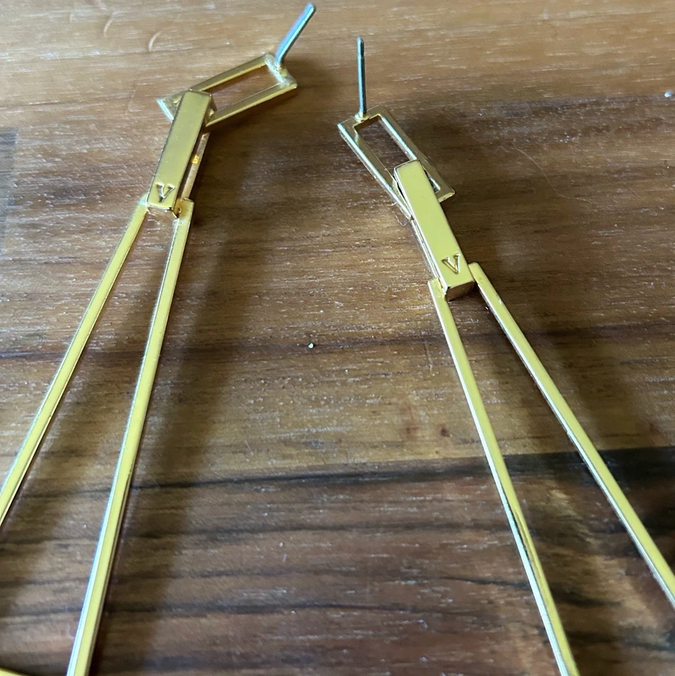 Pendientes colgantes geométricos Vince Camino cristales pavé tono dorado larga declaración  Foto 4 de 4