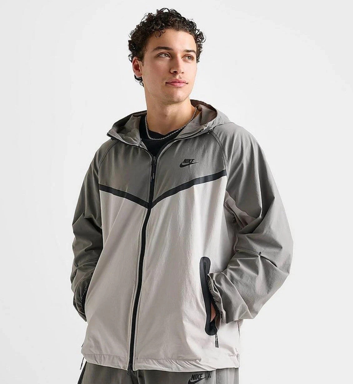 SACAI X NIKE Giacca Nike Tech Windrunner tessuto grigio ferro chiaro TUTTE LE TAGLIE oversize prezzo consigliato £ 110