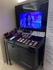 BLOCCO PIANO ESPOSIZIONE CON CASSETTIERA TV E SPECCHIO COMPRESO DI VARI TRUCCHI 