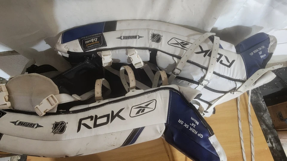 Almohadillas para piernas de portero Reebok GP RBK 5K SR 34” 86 cm blanco azul hockey sobre hielo NHL Lefevre Foto 3 de 4