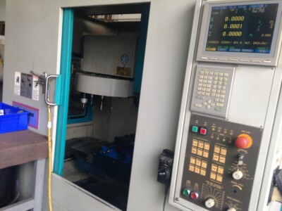 07 AKIRA SEIKI PERFORMA SR2-CXT Vertical Machining Center X27'' Y16'' 9KRPM BT40
