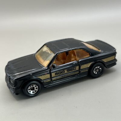 84 AMG Mercedes 500 SEC - Matchbox 1:64 schwarz gold, öffnende Türen #127