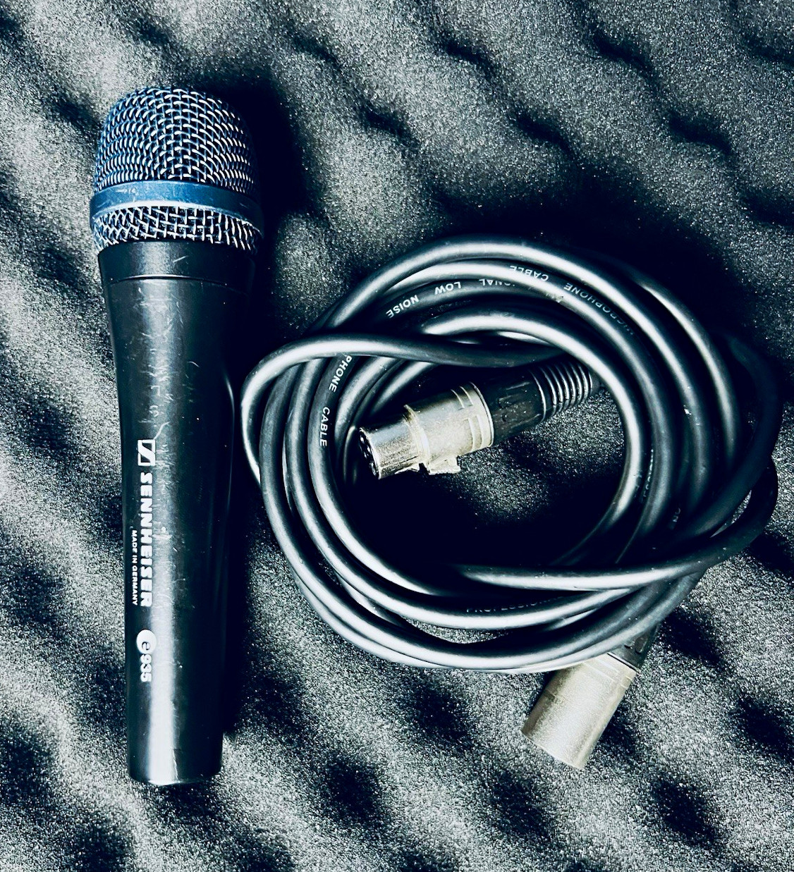 Sennheiser e 835 Dynamic Cardioid Handheld Wired XLR Mic w/On-Off, Cable