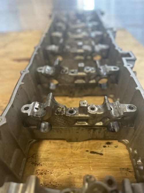 DETROIT DD15 ENGINE ROCKER BOX WITH UPPER AND LOWER ROCKERS