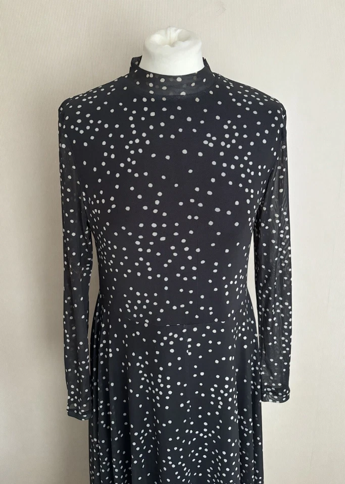 Vestido midi FAB Como Nuevo Terciopelo Gris Blanco Estampado Malla Dobladillo Talla 12 En muy buena condición Foto 3 de 4