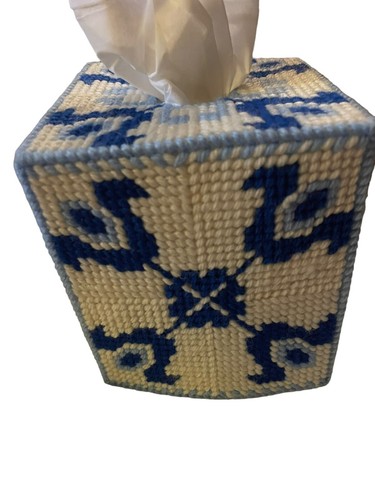 Plastic Canvas Needlepoint Tissue Box Covert Handmade Vintage Delft Design - Picture 6 of 6
