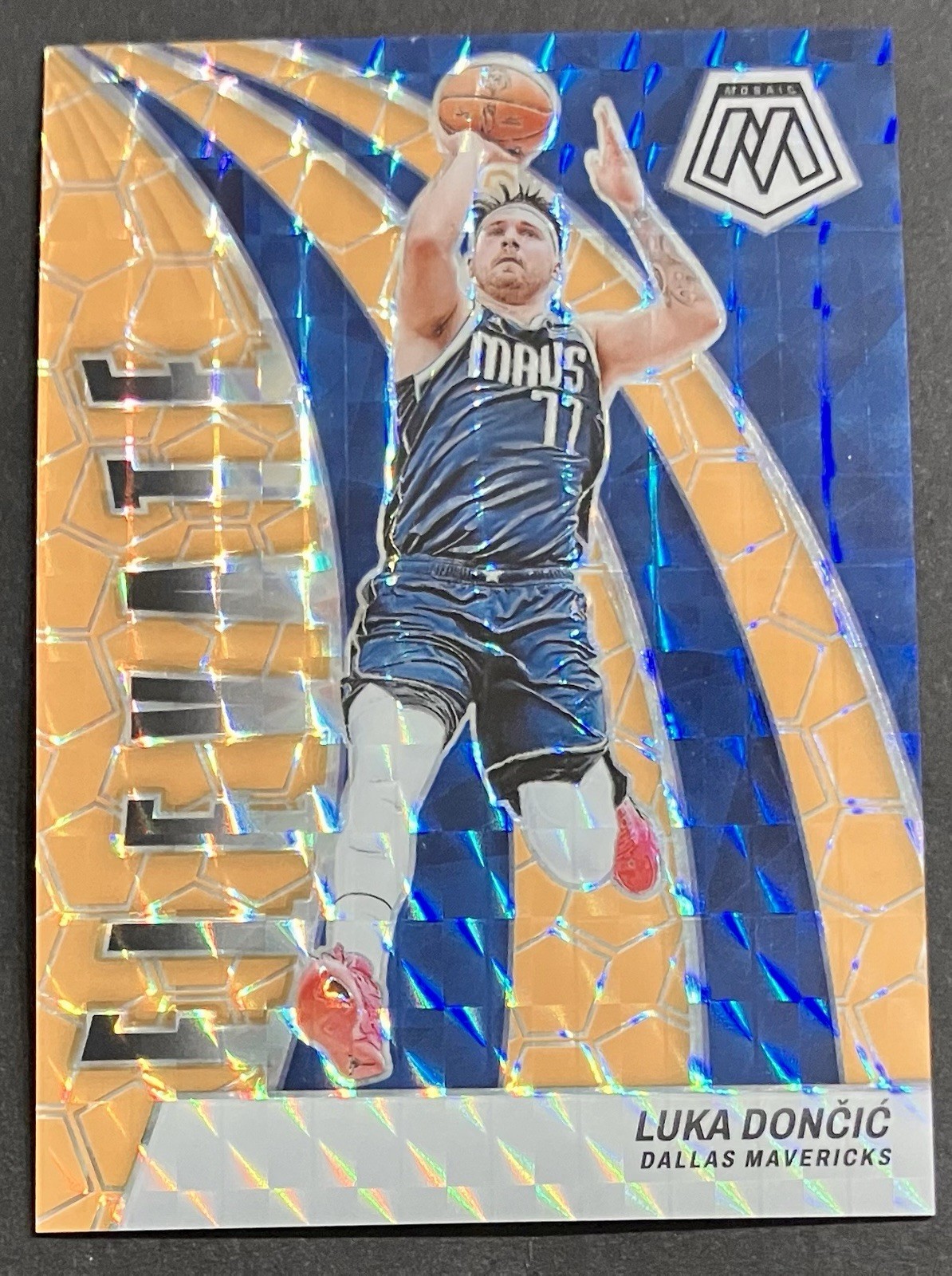 2023-24 PANINI MOSAIC Luka Doncic ORANGE FLUORESCENT PRIZM /25 ELEVATE