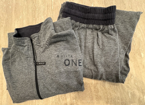 DELTA AIRLINES Delta One Business Class Loungewear ¼ zip pullover & joggers S/M