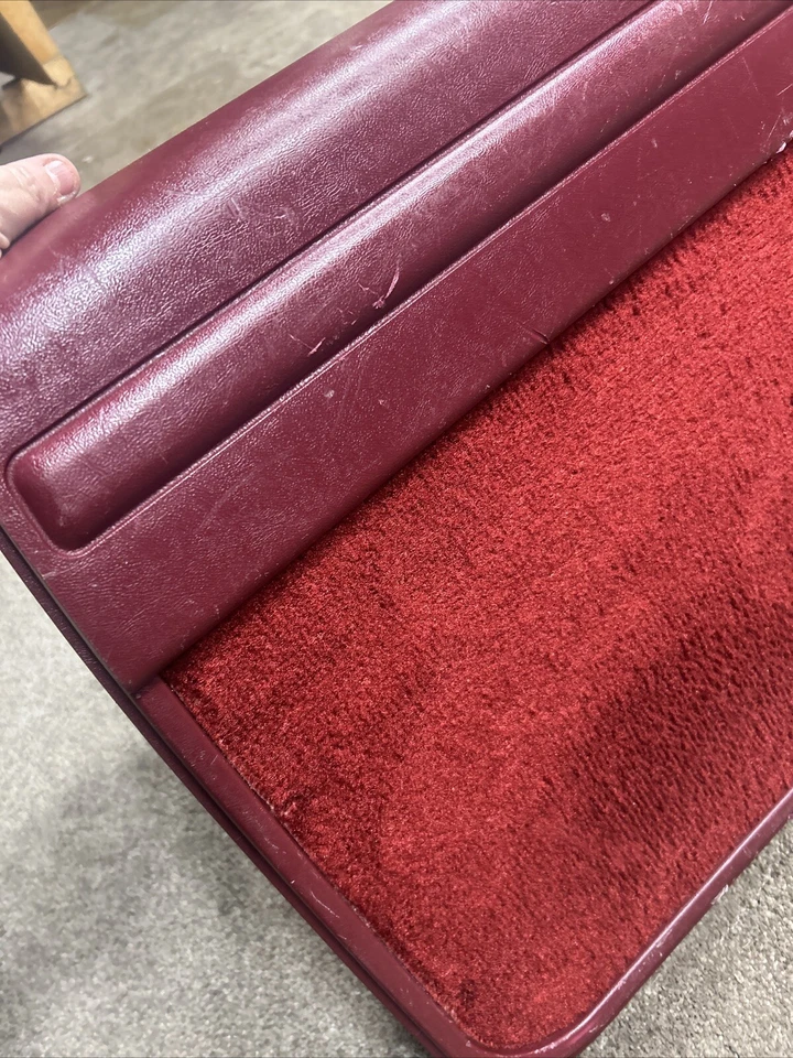 1992-1999 GMC Yukon Escotilha Traseira Tampa Traseira Painel de Acabamento Interior Vermelho OEM OBS Bom - Imagem 2 de 4