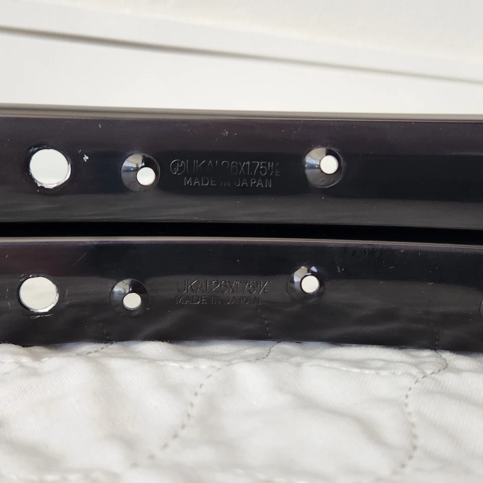 Llantas Ukai 7C - 26" x 1,75" 36H negras Foto 2 de 4