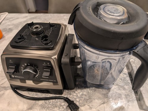 VITAMIX PROFESSIONAL SERIES 750 — A GREAT BLENDER LOOKING FOR ITS SECOND LIFE