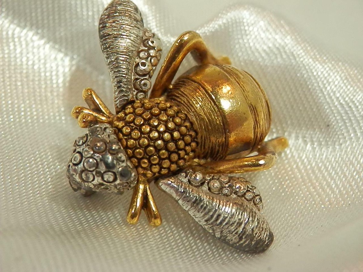 ユウページお作り ブローチ2点 Vintage 70's Very Detailed Two Tone Little Dainty Fly Soar