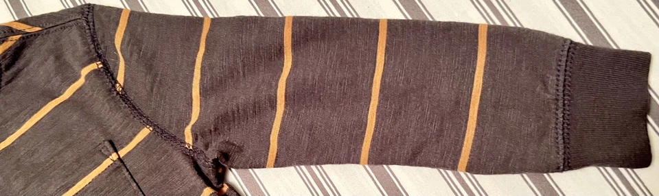 Camiseta Camiseta Old Navy para niños pequeños gris y tostada manga larga a rayas bolsillo talla 2T Foto 4 de 4