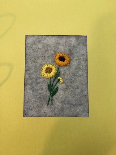 Mauspad „Grau“ aus Filz mit Handgestickten Blumen gemäß Katalog, 27x23 cm - Bild 19 von 24