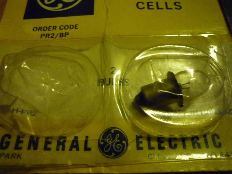 2 Flashlight Torch Bulbs Lamps 1 Bulb for 2 D Bat FL & 1 Bulb for 2 C Bat FL - Image 2 of 4