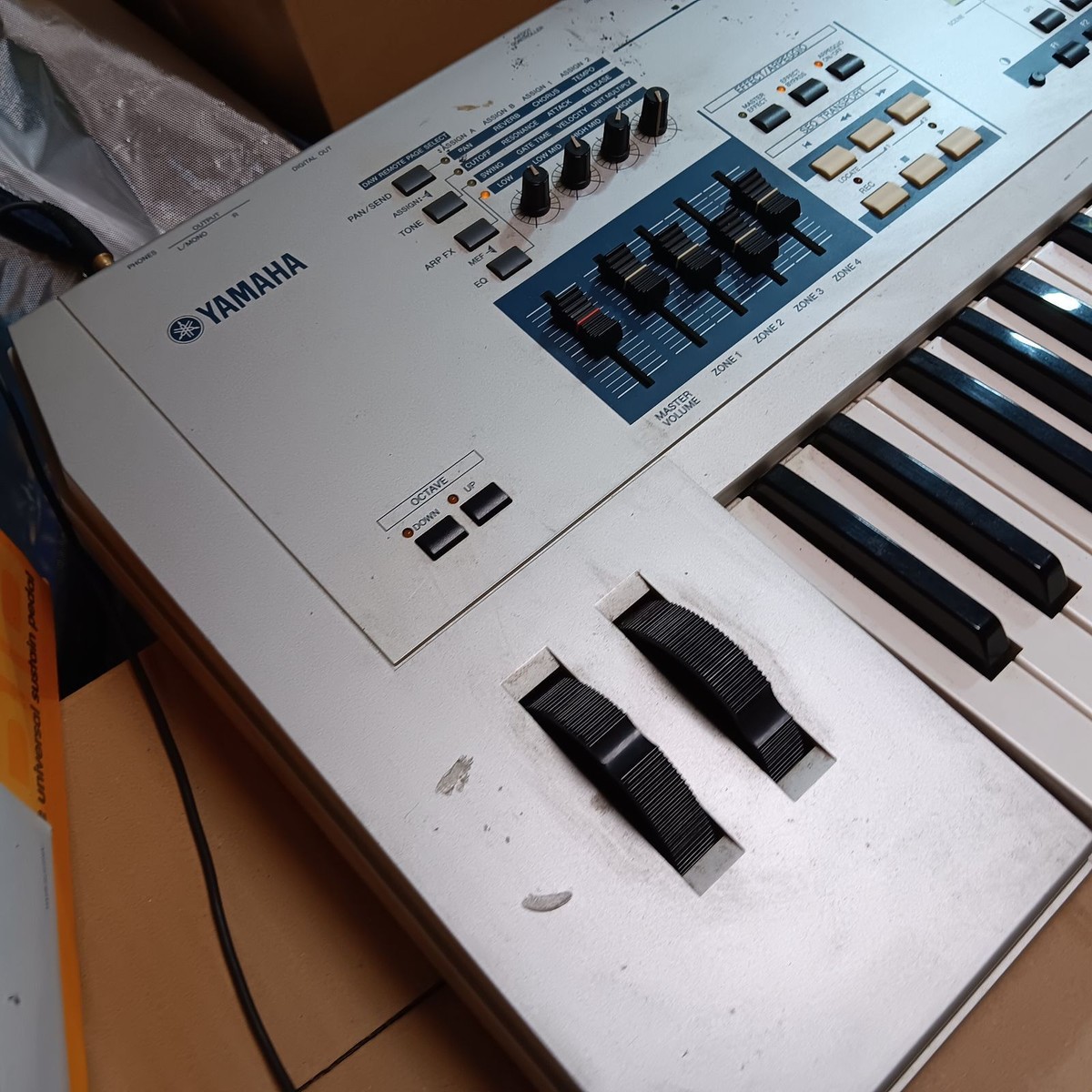 YAMAHA MO6 シンセサイザー ヤマハ | MO6 - シンセサイザー - 概要