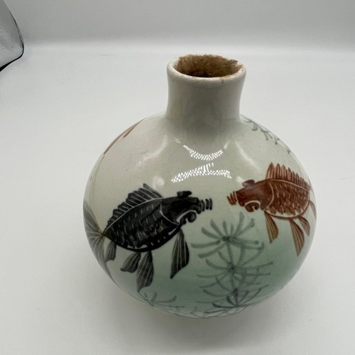 Vintage Chinese Porcelain Hand Painted Koi Vase Jar 5.5"H Made in Taiwan - Picture 3 of 7