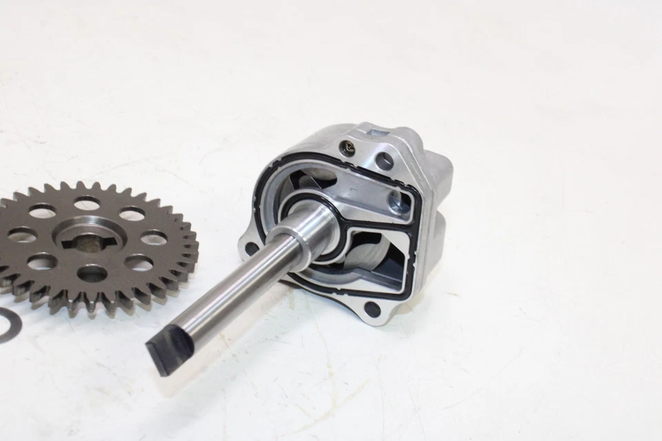 01-09 SUZUKI HAYABUSA GSX1300R BOMBA DE ACEITE DE MOTOR OEM Foto 2 de 4