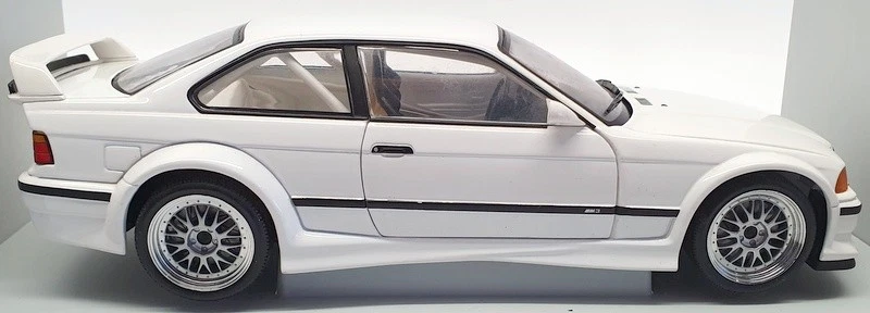 UT Models 1/18 Scale Model Car 20482 - BMW M3 GTR Street Car - White - Image 4 of 4